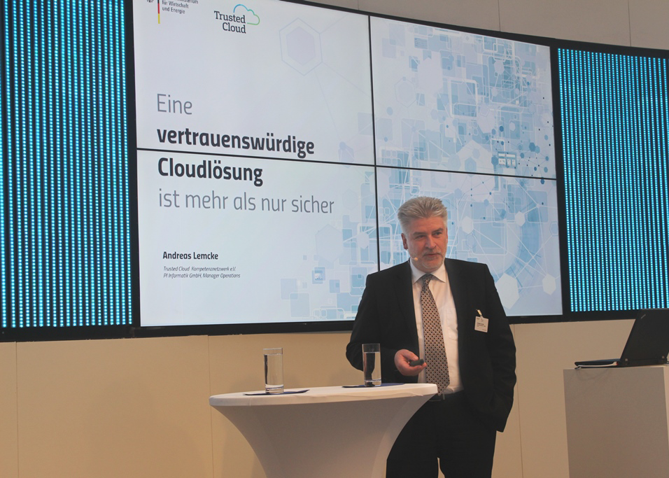  Andreas Lemcke (PI Informatik) bei der Vorstellung des Labels Trusted Cloud auf der diesjährigen CeBit.